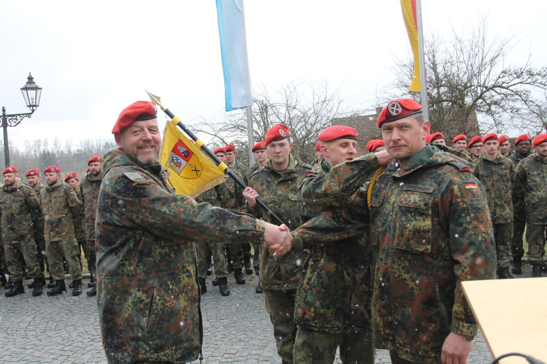 Flossenbürg. Am Rathausplatz wurde der Wechsel des Batteriefeldwebels der dritten Batterie des Panzerartilleriebataillons 131 vollzogen. Oberstabsfeldwebel Roland Hecht übergab die Spießkordel an Stabsfeldwebel Jens Oppermann.