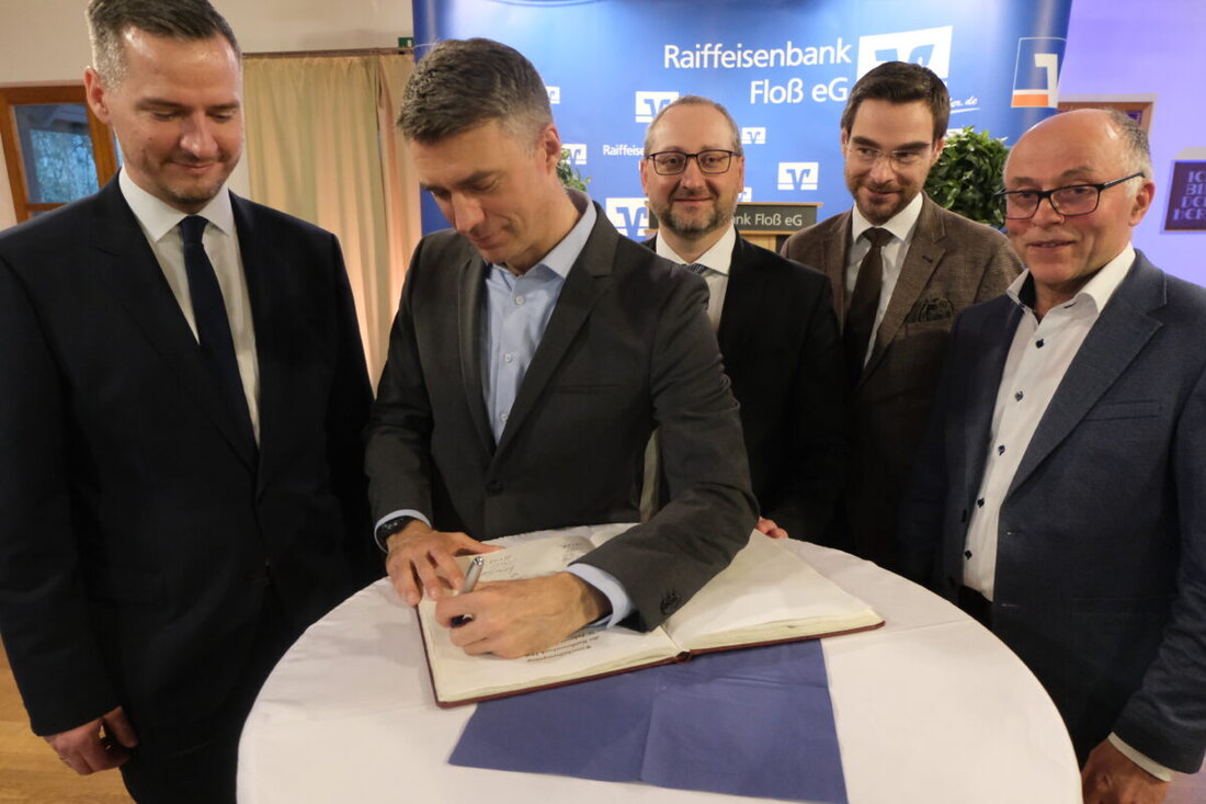 Floß. Die Raiffeisenbank feierte ihren zehnten Jahresempfang im Gemeindehaus. Der Präsident des Genossenschaftsverbands Bayern, Stefan Müller, skizzierte Wege aus der Wachstumskrise und betonte Optimismus für Mittelstand und Region.