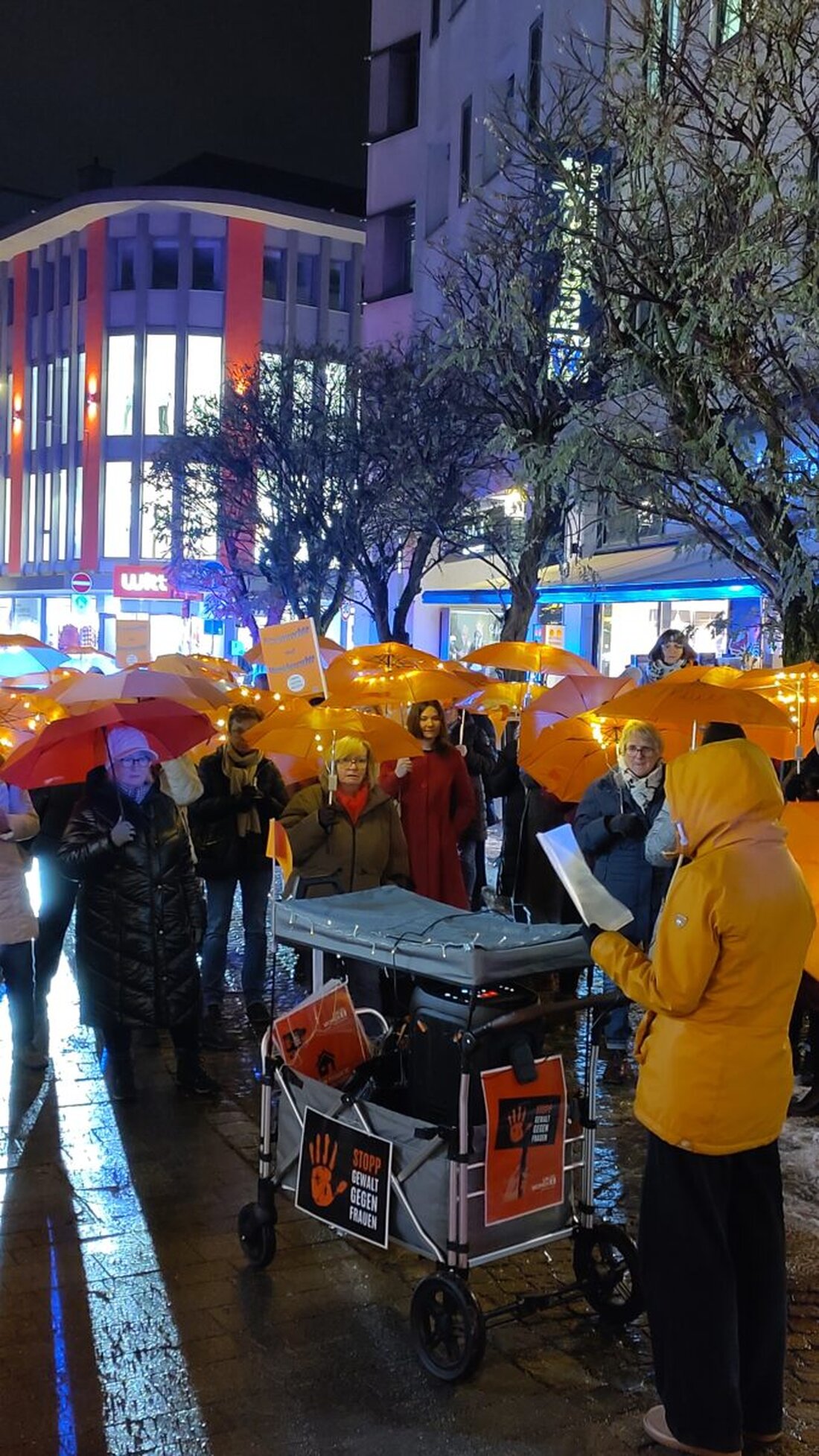 Weiden. Der stille Protest „Orange Walk“ setzte am 25. November 2025 um 17 Uhr ein sichtbares Zeichen gegen Gewalt: 120 Menschen zogen mit orange leuchtenden Schirmen durch die Innenstadt. Dornrose e.V. organisierte die Aktion.