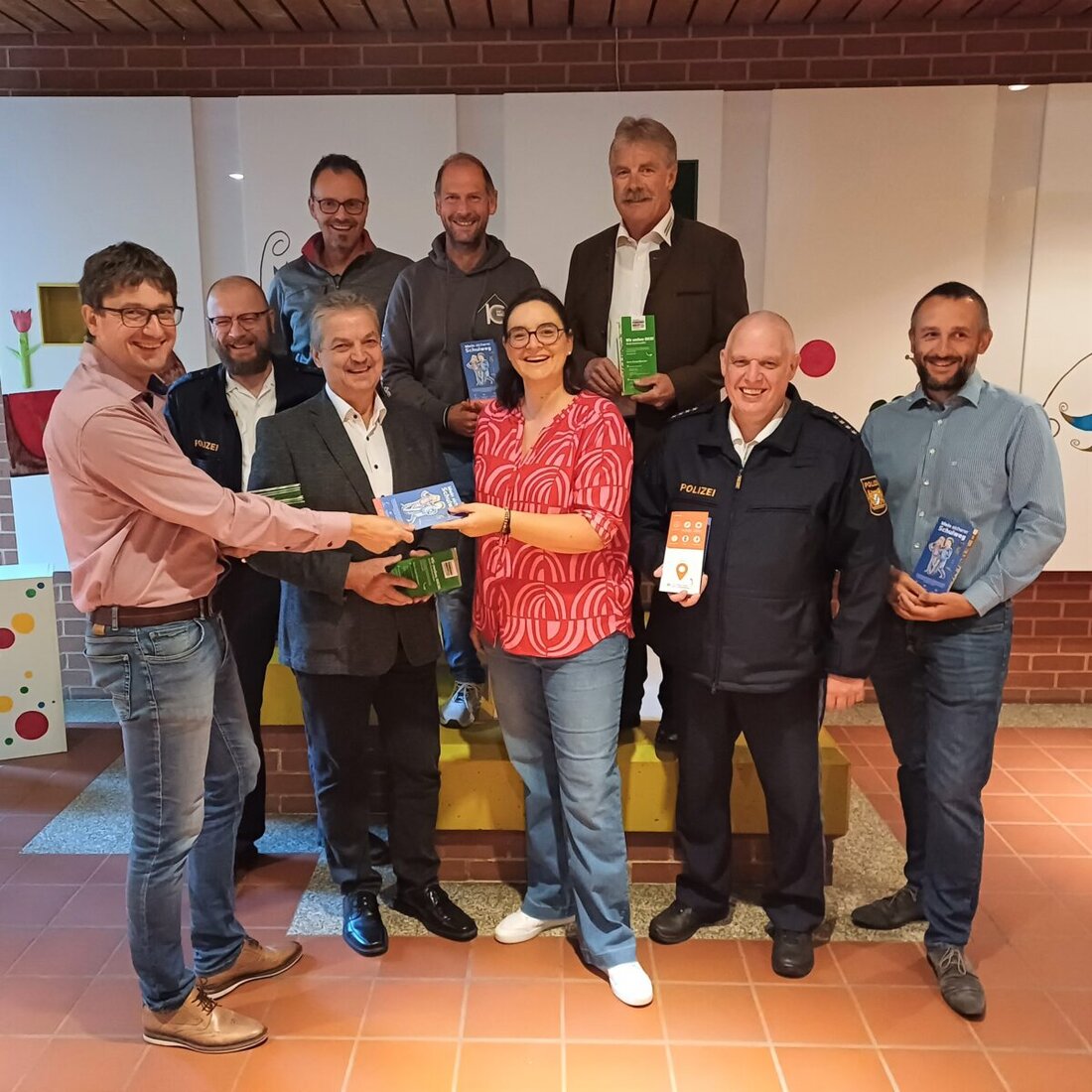 Vohenstrauss. Zum Schuljahresbeginn 2024/2025 stellt Vohenstrauss einen neuen Flyer für sichere Schulwege vor, unterstützt von lokalen Organisationen und Sparkassen.