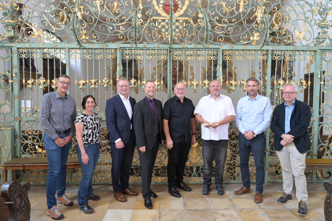 Amberg. Die Reihe Amberger Orgelmusik war 2026 erneut ein Publikumsmagnet und erbrachte bei freiem Eintritt 8.000 Euro für das Projekt Orgel St. Martin. Die Spendenübergabe erfolgte in der Schulkirche mit OB Michael Fritz.
