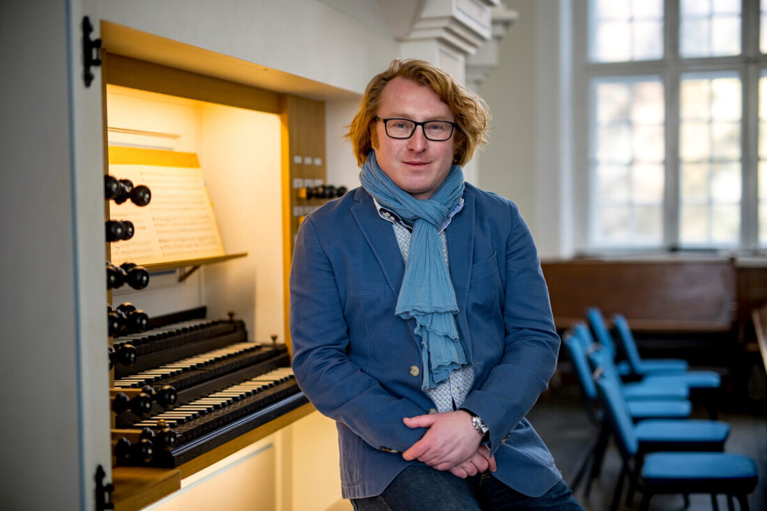 Amberg. Der ungarische Organist István Bán gastiert am 11. Juli um zwölf Uhr in der Schulkirche und präsentiert in der Reihe Amberger Orgelmusik Werke von Lübeck, Liszt, Kodály, Planyavsky und Muffat.