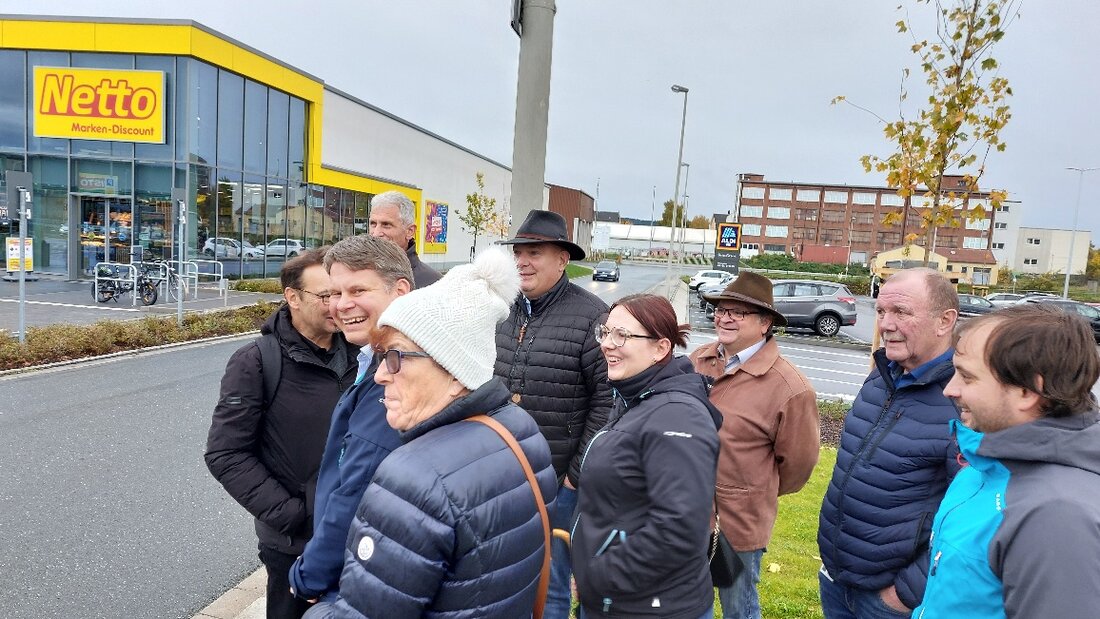 Weiden. Stau, Enge und Sicherheitsrisiken für Fußgänger und Radfahrer: Die Verkehrssituation im Discounterbereich an der Robert-Bosch-Straße sorgt schon seit längerem für Ärger. Besonders an Samstagen herrscht dort reger Betrieb.