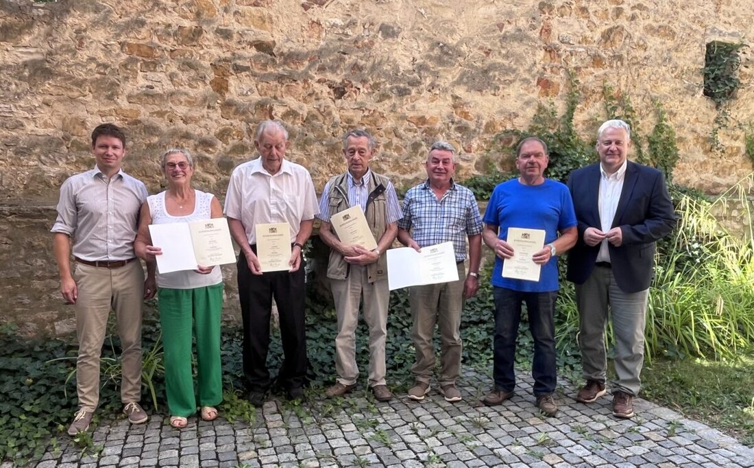 Amberg-Sulzbach. Trotz Drohnen und Digitalisierung bleibt die Ortskenntnis der Feldgeschworenen unverzichtbar. Landrat Richard Reisinger und Amtsleiter Maximilian Kronen ehrten langjährige Ehrenamtliche für 50, 40 und 25 Jahre.
