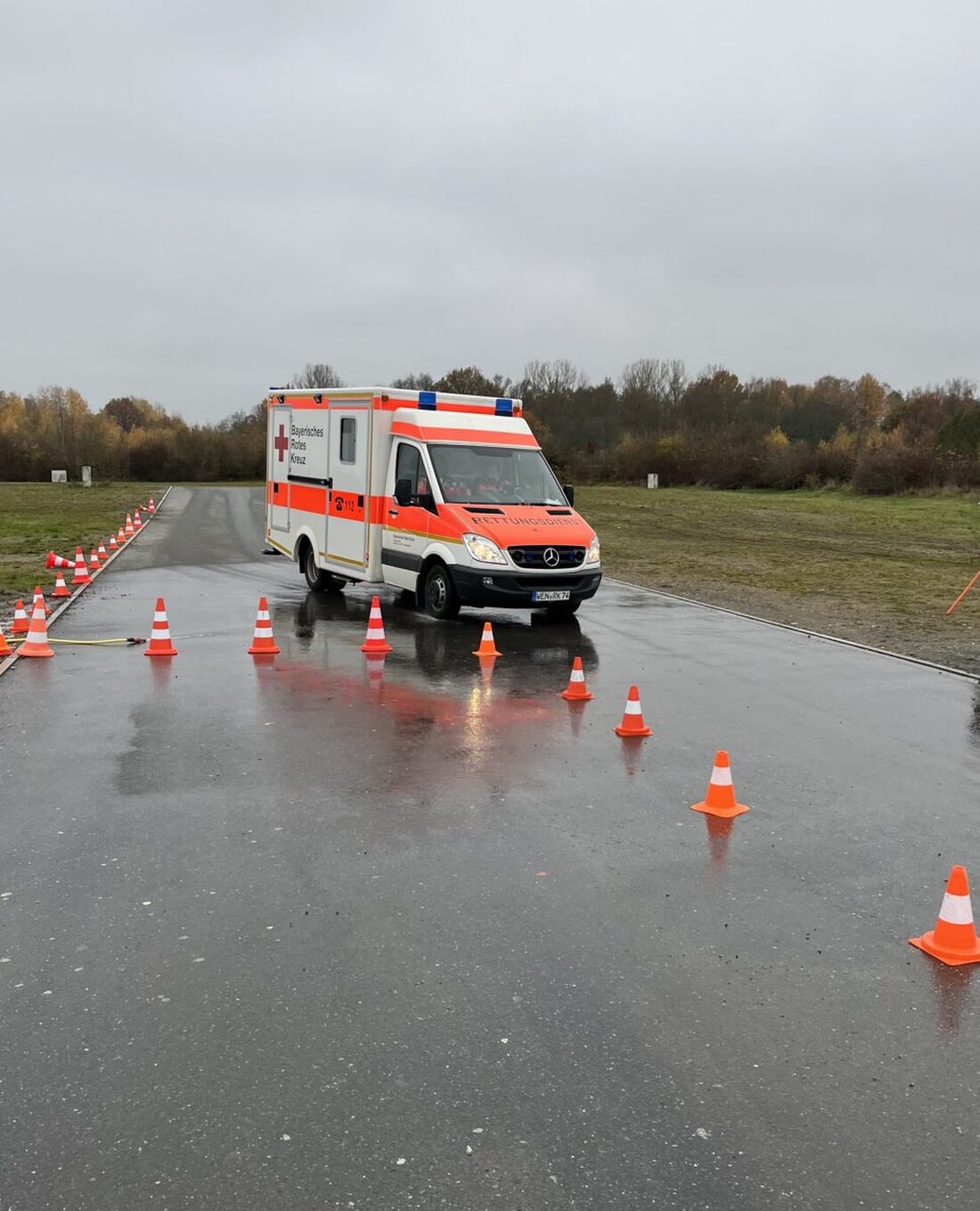 Weiden. Die Ortsverkehrswacht stärkt ehrenamtliche Kräfte von BRK Weiden und Neustadt/WN mit einem auf Einsatzfahrten zugeschnittenen Fahrsicherheitstraining, vom Slalom bis zur Gefahrenbremsung bei Nässe.