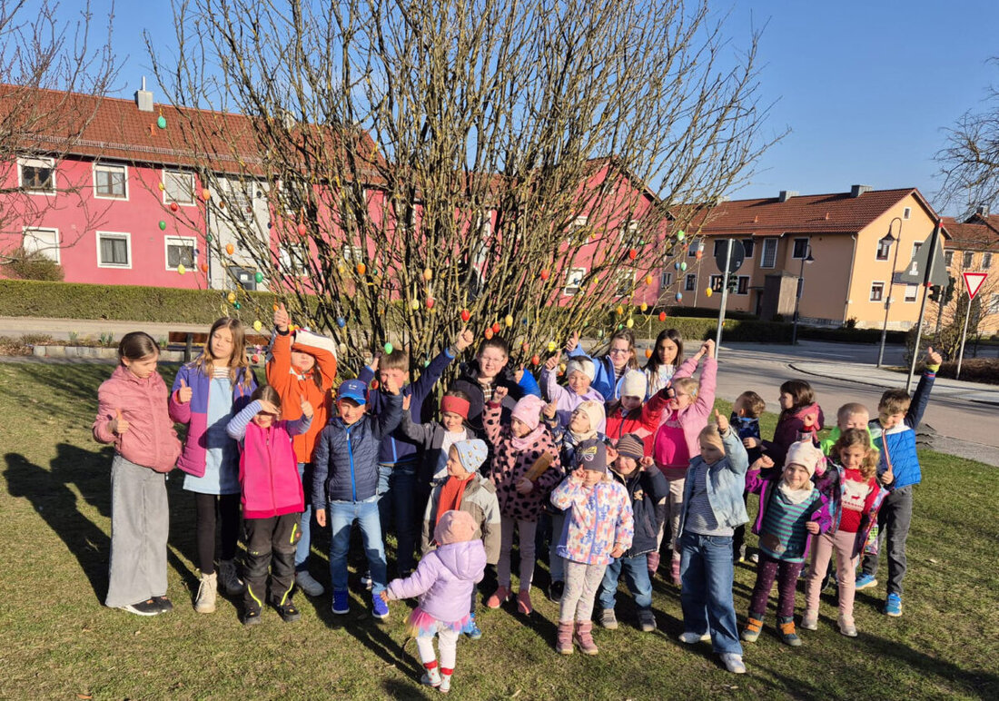 Maxhütte-Haidhof. Vor dem Rathaus schmückten Kinder den Osterstrauch, danach folgte ein Kinderkino mit passendem Osterfilm. Die Aktion war Teil des städtischen Jugendprogramms in Zusammenarbeit mit der Stadtbücherei.