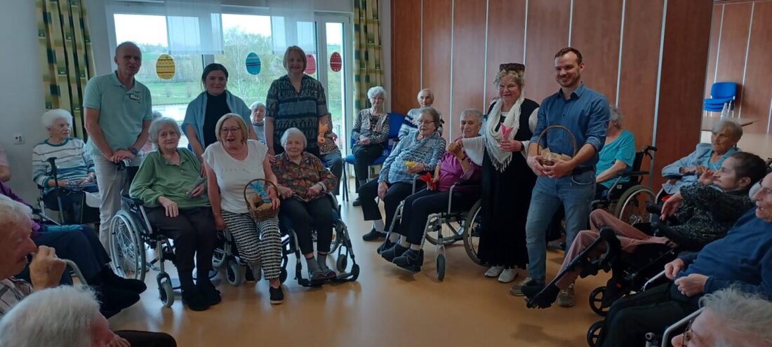 Floß. Die Frauenunion besuchte mit selbstgebastelten Geschenken das Seniorenheim „Am Reiserwinkel“ zu Ostern. Heimleiter und Bewohner zeigten große Freude über die Zuwendung, die emotionale Momente schuf.