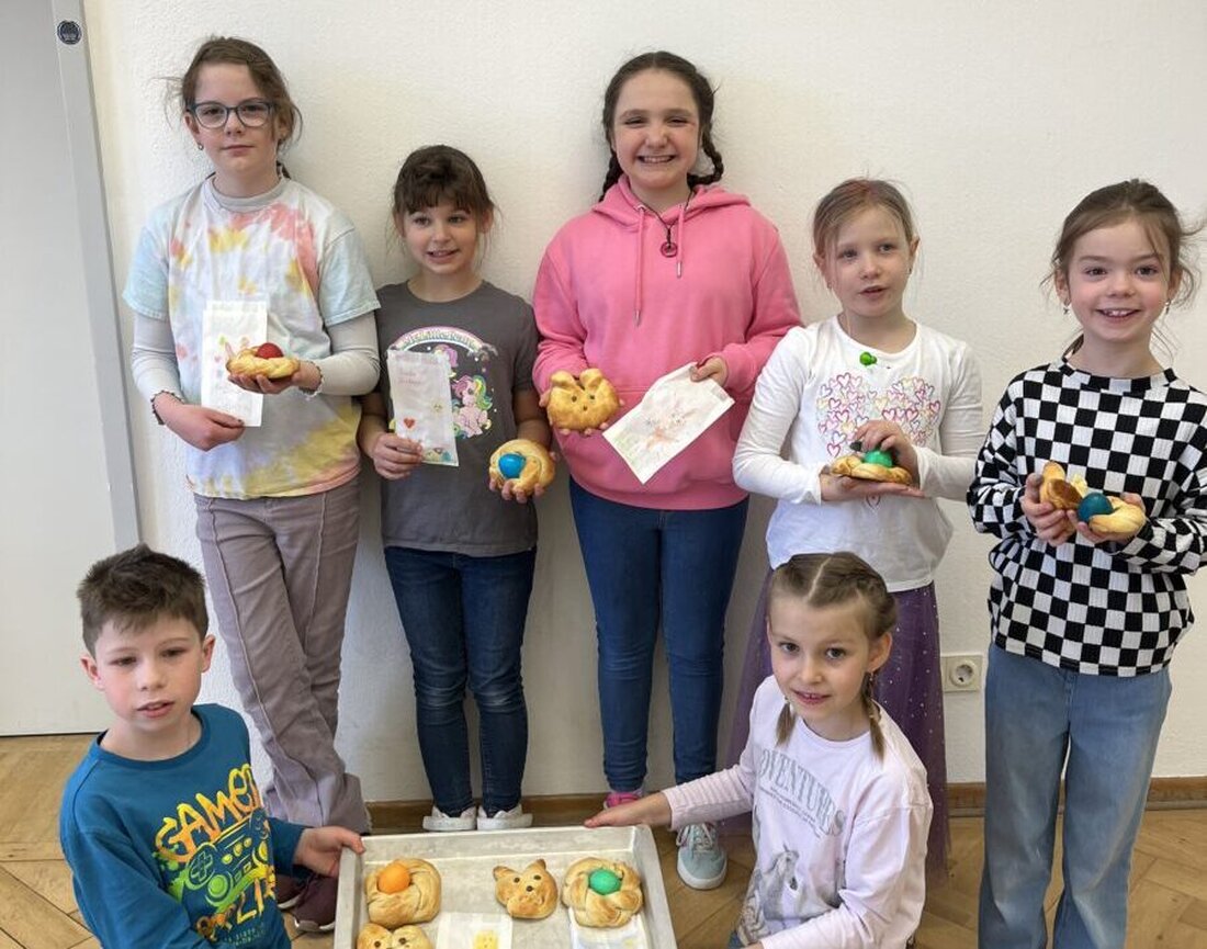 Maxhütte-Haidhof. Kurz vor Ostern lud das städtische Jugendprogramm zur Aktion „In der Osterbäckerei“ ein. Kinder und Jugendliche backten geflochtene Teignester. Danach färbten sie Ostereier in vielen Techniken.