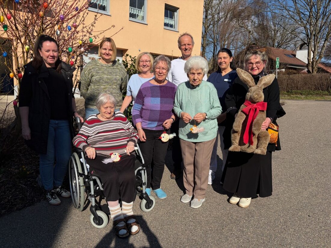 Floß. Die Frauen-Union besuchte am Gründonnerstag das Seniorenheim Am Reiserwinkel und brachte handgemachte Holzvögel mit. Bewohner und Heimleiter Carsten Fischer freuten sich. 