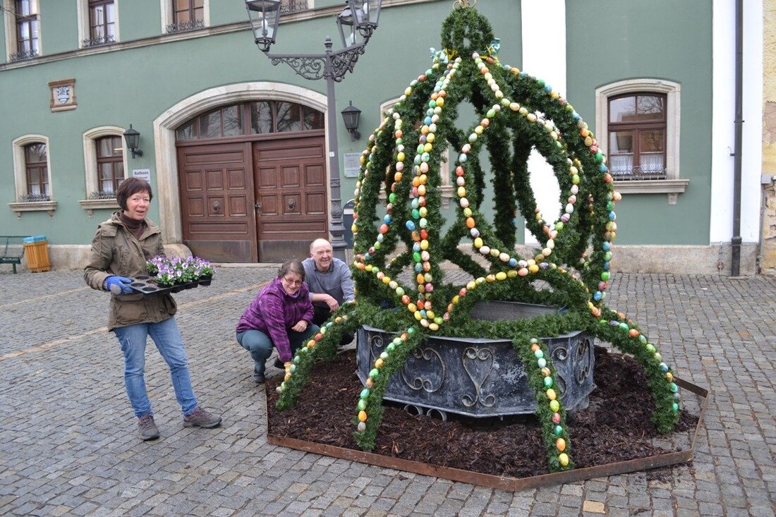 Eslarn. Auch wenn die Wetterlage eher an Wintertage erinnert, das Osterfest ist in greifbarer Nähe. Der Fremdenverkehrsverein in Eslarn trotzte den Temperaturen und sorgt am Rathaus schon einmal für Osterstimmung.  Der [&hellip;]