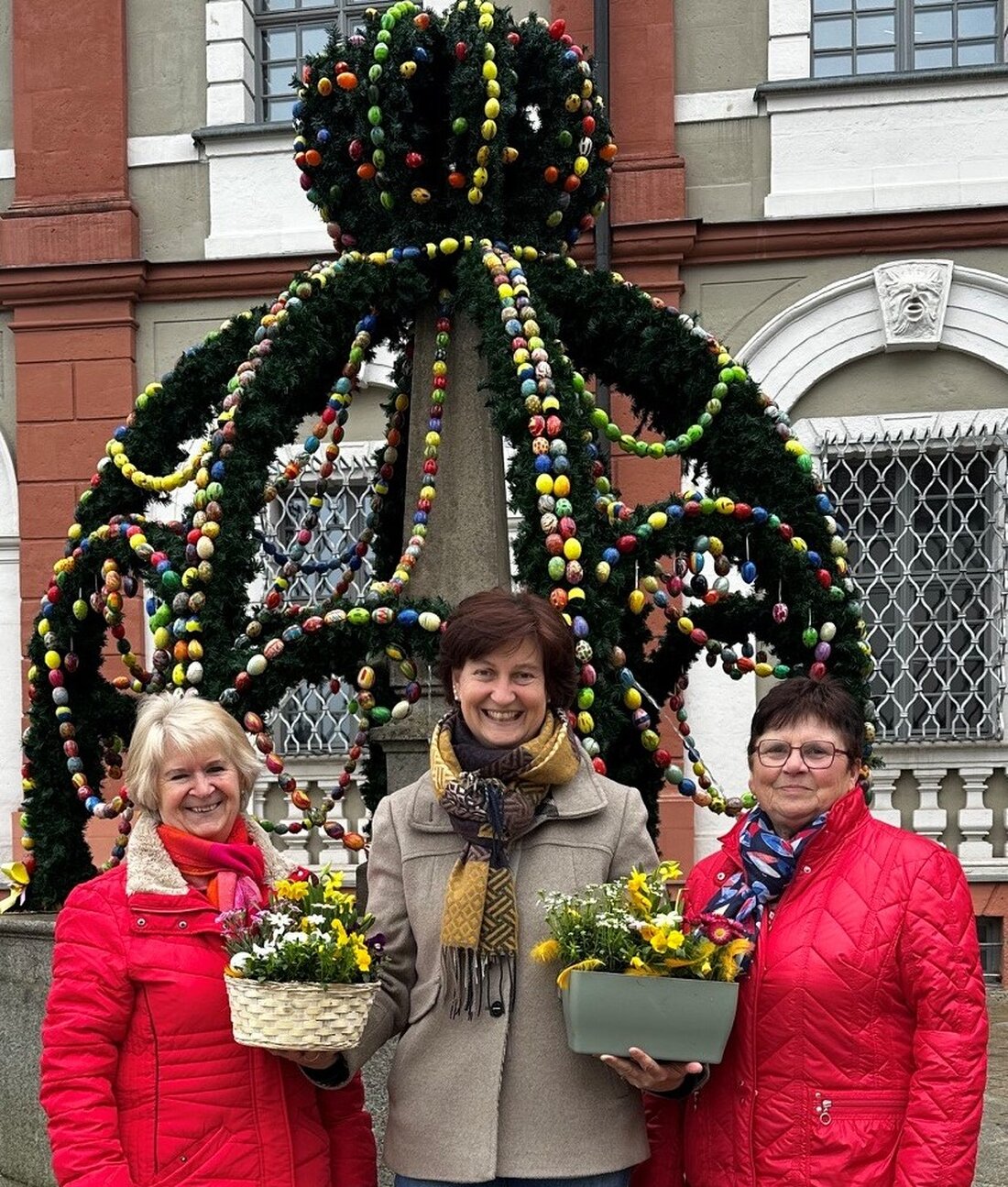 Neustadt/WN. Seit 37 Jahren schmückt der Osterbrunnen den Stadtplatz und bringt österliche Stimmung in die Stadt; 1.600 handbemalte Eier sind zu sehen. Freiwillige um Gabi Fröhlich gestalten ihn, unterstützt vom Bauhof.