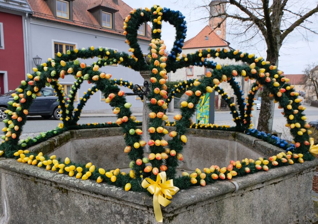 Floß. Der Osterbrunnen am Luitpoldplatz, gestaltet von der Siedlergemeinschaft, ist seit über 25 Jahren eine Tradition und zieht mit seinen über 800 bunten Eiern Bewunderung auf sich.