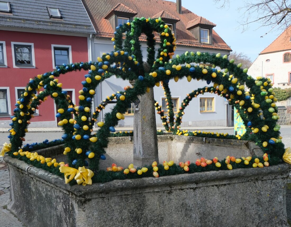 Floß. Der Osterbrunnen am Luitpoldplatz strahlt wieder in bunten Farben und zeigt mit rund 800 Eiern die Pflege alter Tradition. Die Siedlergemeinschaft schmückt das Herzstück des Marktes und stärkt so den Gemeinschaftssinn.