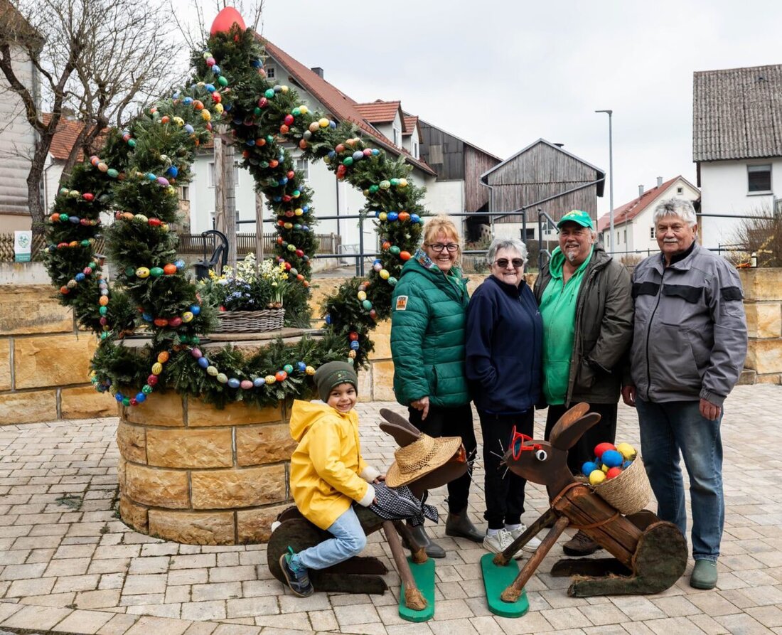 Sassenreuth. Der Dorfbrunnen strahlt zu Ostern mit Girlanden und mehr als 500 handbemalten Eiern. Hasenfiguren von Manfred Holl und Dieter Windisch ergänzen das Ensemble und machen den Platz zum Treffpunkt der Gemeinschaft.