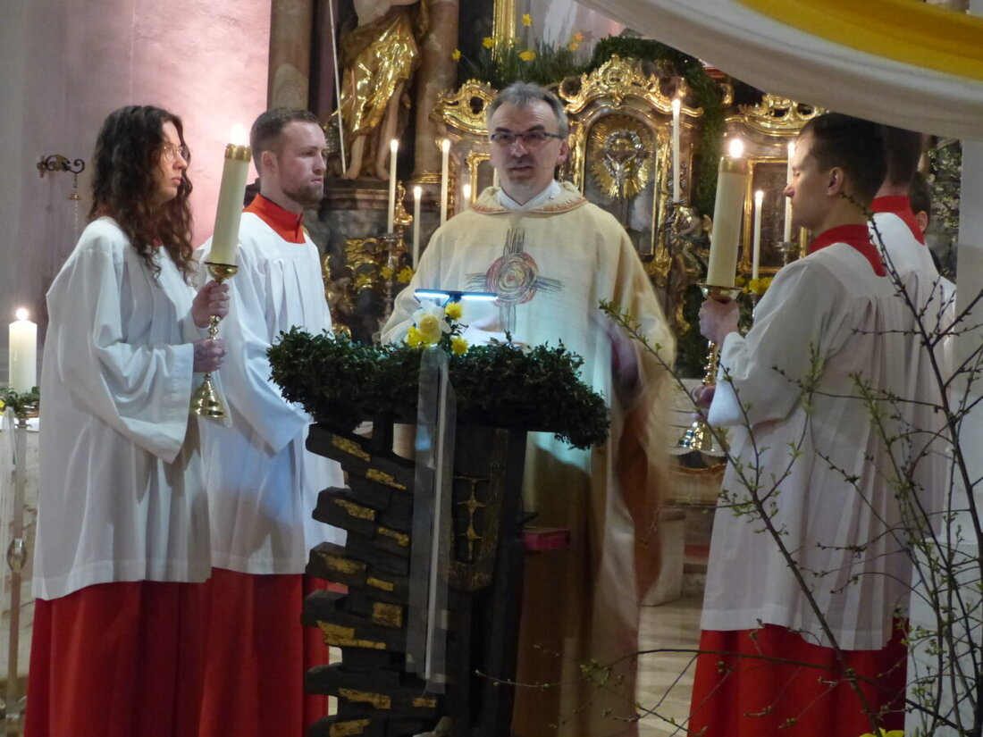 Erbendorf. Die Pfarrei feiert von Gründonnerstag bis Ostermontag mit Musik, Stille und Gebet. Höhepunkt ist die Osternacht um fünf Uhr am Osterfeuer; weitere Gottesdienste folgen noch.