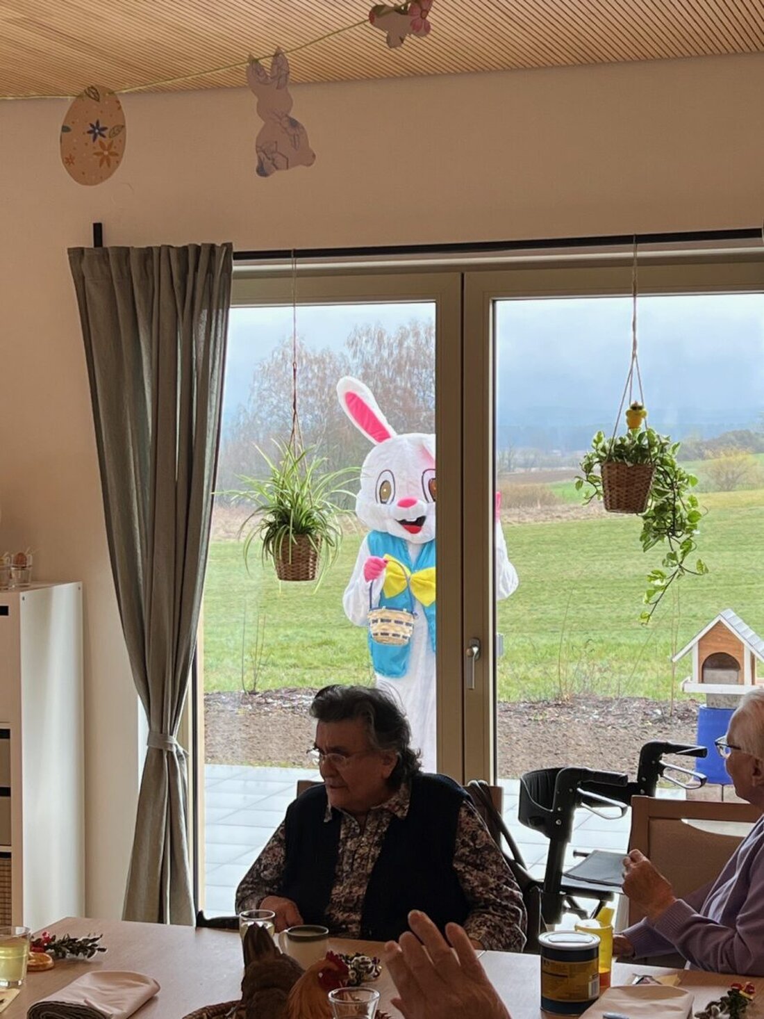 Eschenbach. In der BRK-Tagespflege Eschenbach wurde eine Osterfeier ausgerichtet, bei der der Osterhase kleine, selbstgebastelte Geschenke verteilte. Bürgermeister Marcus Gradl und Seniorenbeauftragter Klaus Lehl waren dabei.