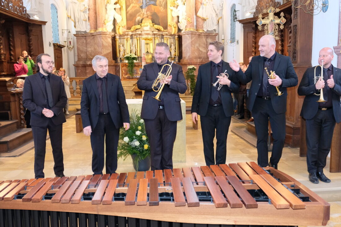 Speinshart. Beim Osterkonzert von Bavarian Brass in der Klosterkirche sorgten majestätische Orgel- und Trompetenklänge für eine andächtige Stimmung. Die Musik thematisierte Tod und Auferstehung Jesu, wobei die Künstler auch moderne Werke eindrucksvoll interpretierten.