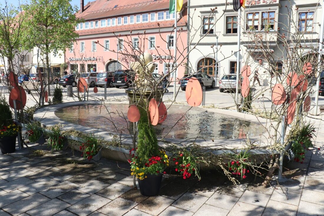 Tirschenreuth. Am 4. Mai findet der Ostermarkt mit rund 40 Fieranten und einem Kinderkarussell von 8 Uhr bis 18 Uhr statt, zugleich ist verkaufsoffener Sonntag. Angeboten werden unter anderem Spielwaren, Kleidung und kulinarische Genüsse.