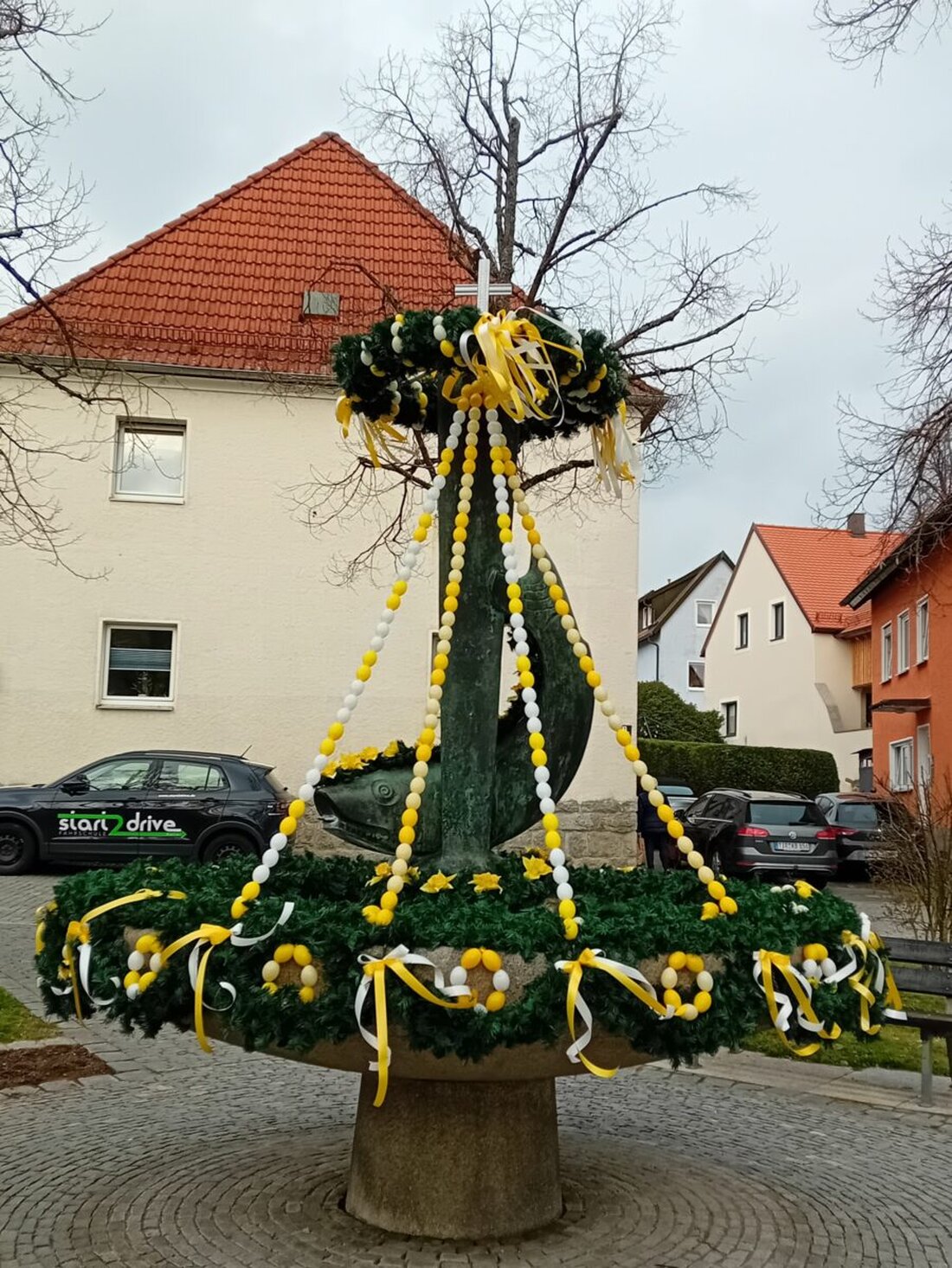 Windischeschenbach. Der markante Stadtbrunnen, auf dem ein Fisch thront und an das Stadtwappen erinnert, wird alljährlich zur Osterzeit von der Frauen-Union geschmückt. 