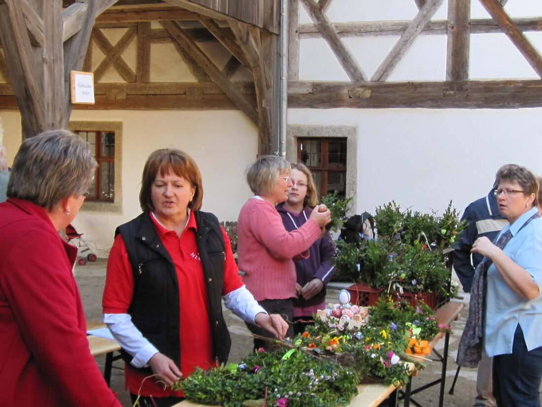 Neusath. Am 6. April können Besucher im Freilandmuseum Oberpfalz das traditionelle Palmbüschelbinden erleben und Tipps zum Konservieren historischer Gegenstände erhalten.