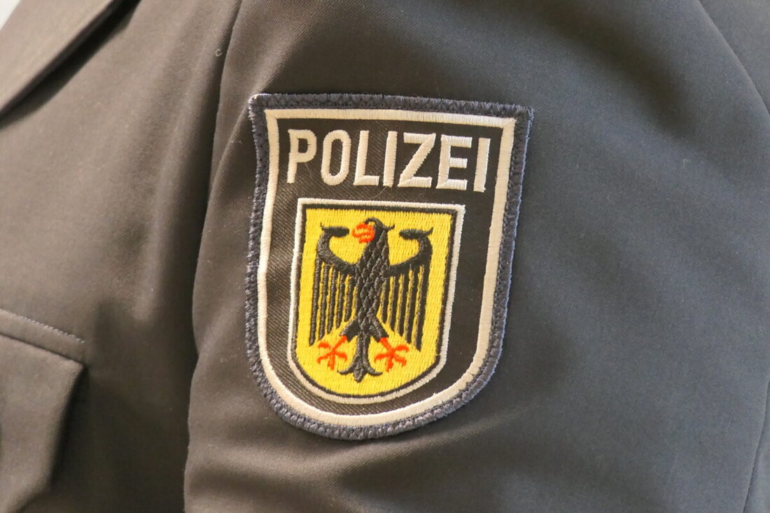 Vorbach/Oberbibrach. Unbekannte stahlen am 22. November 2025 zwischen 17 und 19 Uhr eine Abdeckplane von einem Auto im Hof; die Halteseile wurden durchtrennt. Der Schaden beträgt 100 Euro, Polizei Eschenbach bittet um Hinweise.