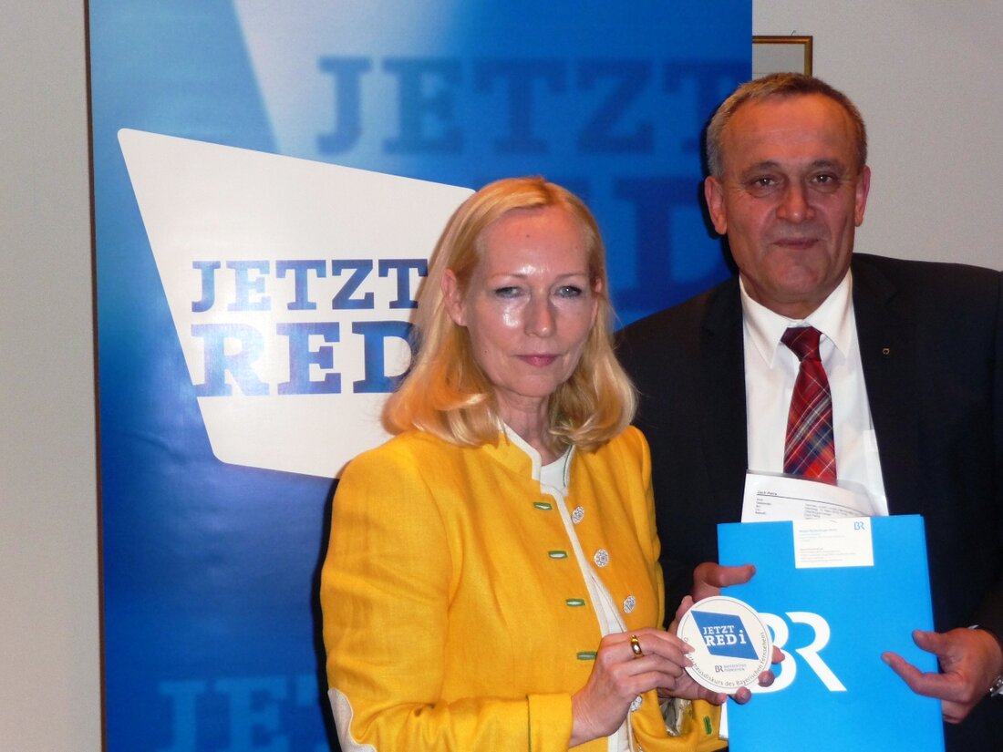 Weiden. In der nächsten Woche wird im Bayerischen Fernsehen die Sendung “Jetzt red i” ausgestrahlt, welche zum Teil im April diesen Jahres in der Weidener Max-Reger-Halle aufgezeichnet wurde. Die Redaktionsleiterin [&hellip;]