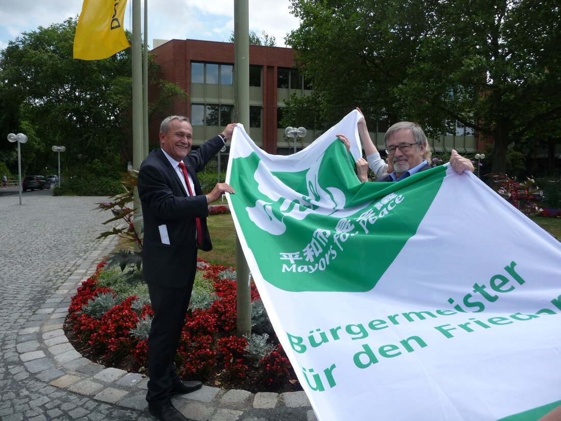 Weiden. OB Kurt Seggewiß zeigt Flagge für eine friedliche Welt ohne Atomwaffen. Deshalb hat der Stadtrat am 22. Juni beschlossen, der internationalen Vereinigung „Bürgermeister für den Frieden“ (Mayors for Peace) beizutreten. [&hellip;]