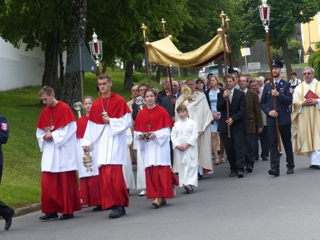 Woppenhof. Im bayerischen Dialekt hielt Prälat DDr. Peter Beer, Generalvikar der Erzdiözese München und Freising seine Predigt. Am Freialtar vor der Kirche feierte er mit Pfarrer Markus Ertl und zahlreichen [&hellip;]
