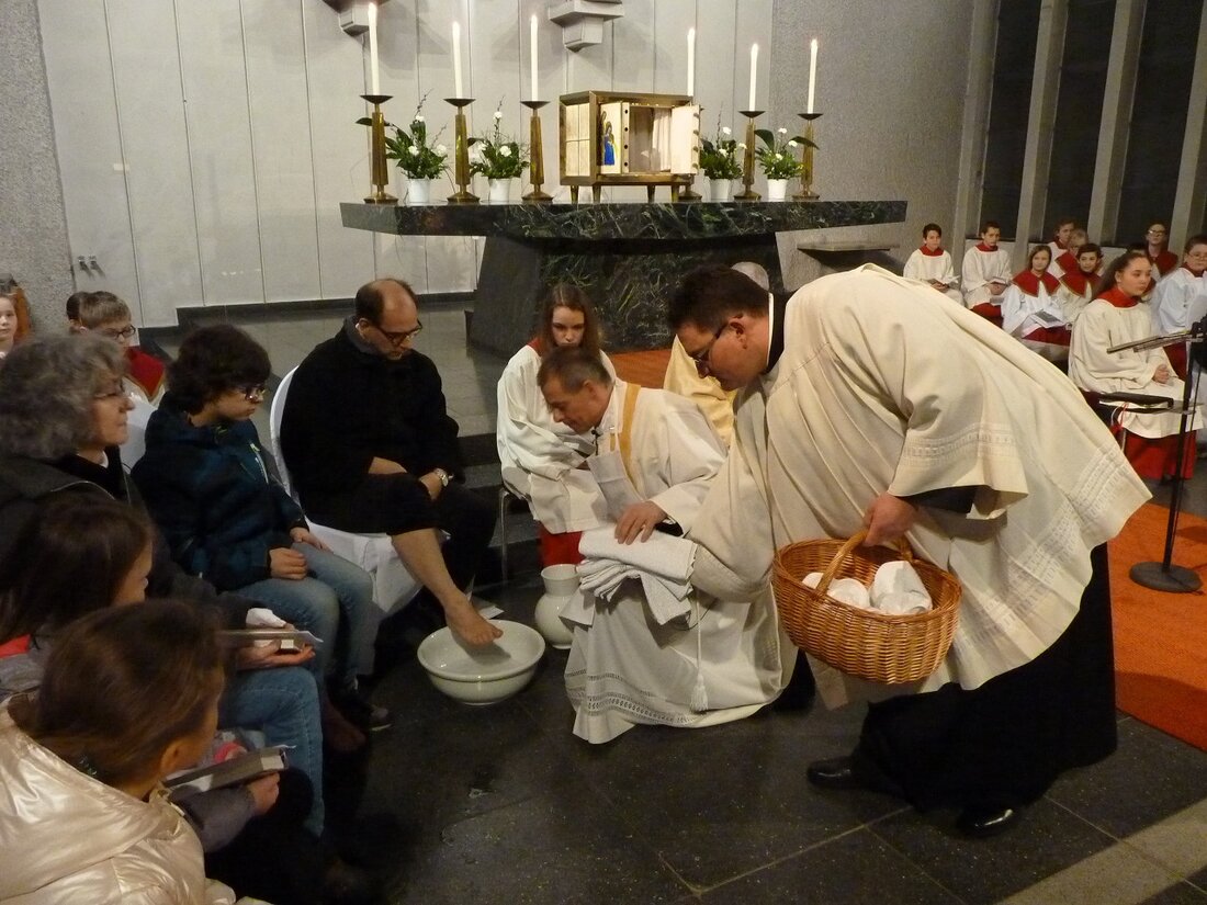 Weiden. Traditionell feiert die Kirche am Gründonnerstag das Letzte Abendmahl von Jesus mit seinen Jüngern. Die Schrift erzählt, dass Jesus seinen Jüngern, bevor sie gemeinsam Mahl gehalten hatten, die Füße [&hellip;]