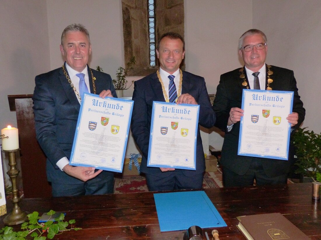 Leuchtenberg. Die Trilogie, die Gründung der Städte-Partnerschaft, dieses historischen Dreier-Bündnisses ist besiegelt. In Form von unterzeichneten und besiegelten Urkunden, dem Austausch der Markt- und Stadtfahnen sowie der Überreichung der Hinweisschilder [&hellip;]