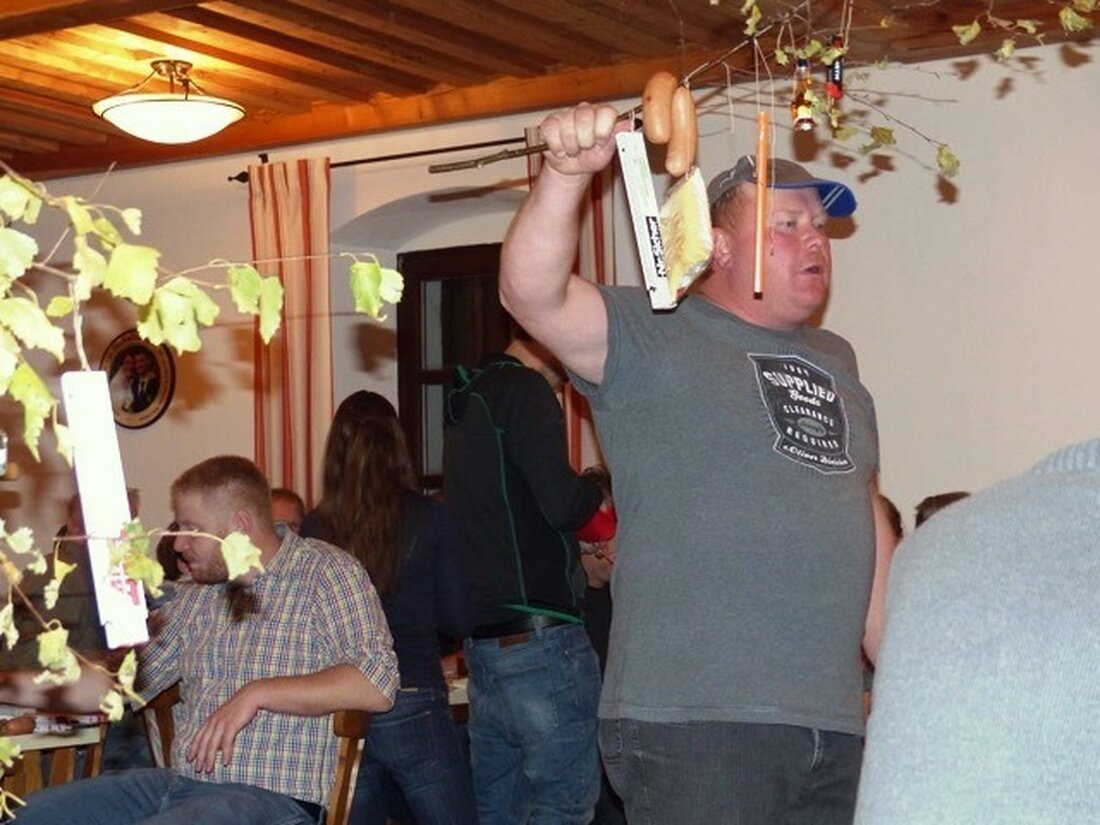 Döllnitz. Wo kann man schon einen Kugelschreiber mit Betriebsanleitung oder einen Sandwichtoaster für Jünglinge kaufen? Wahrscheinlich nirgends, aber diese und viele weitere kuriose Dinge konnten die Besucher bei der Kirwabaumversteigerung in Döllnitz [&hellip;]