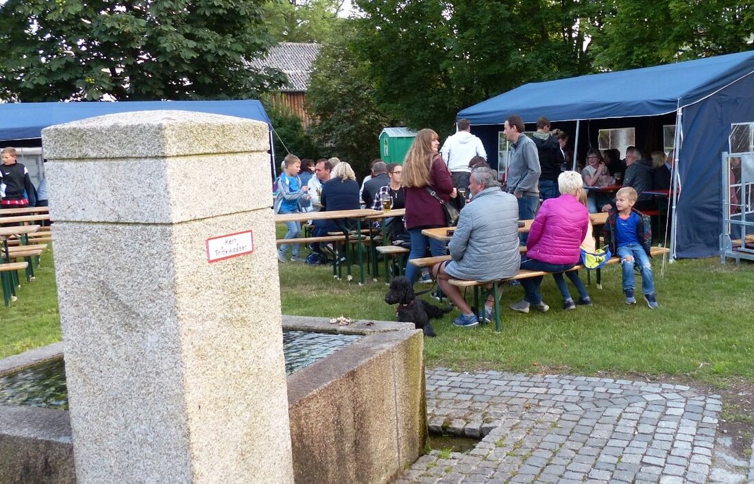 Neudorf. Das Brunnenfest ist ein Renner in Neudorf und Umgebung. Immer mehr Gäste kommen zu diesem Fest. Von Hans Meißner Der Bratwurstduft lockte wieder viele Besucher zum Brunnenfest der Jungen [&hellip;]