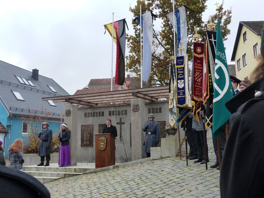 Leuchtenberg/Döllnitz. An beiden Kriegergedächtnisstätten erinnerte Bürgermeister Anton Kappl an die Gefallenen und Vermissten beider Weltkriege und stellte heraus, dass der Volkstrauertag einer der bedeutendsten Gedenktage in Deutschland ist. Er gedachte [&hellip;]