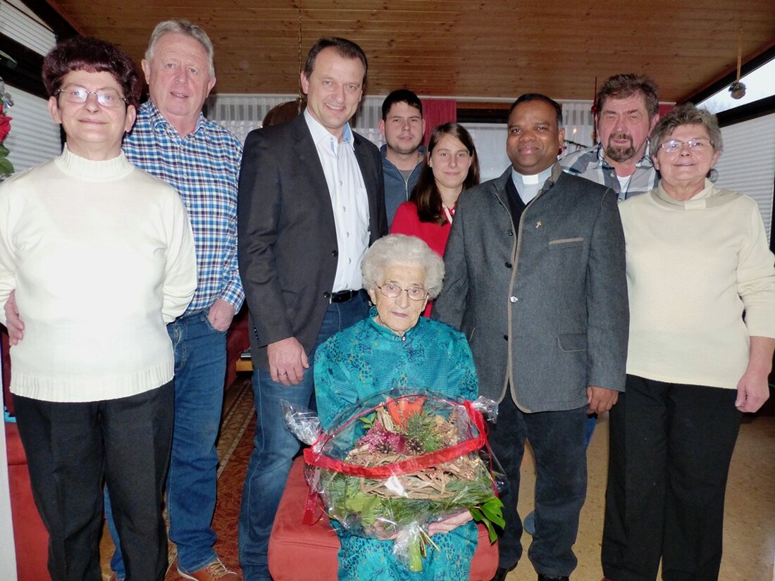 Döllnitz. Ein Grund zum Feiern: Die älteste Einwohnerin der ehemaligen Gemeinde Döllnitz und Dorfälteste, Kreszenz Schwabl, mit Hausnamen Stoindle, wurde 90 Jahre alt. Bei der Feier waren auch Pfarrer Moses [&hellip;]