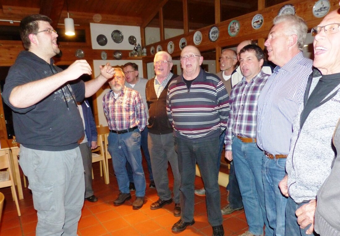 Leuchtenberg. Bei der Jahreshauptersammlung des Männergesangverein „Liederkranz“ wurde offiziell der neue Dirigent vorgestellt. Holger Scheufler aus Pleystein dirigiert die 23 aktiven Sänger seit einiger Zeit. Von Sieglinde Schärtl Vorsitzender Josef [&hellip;]