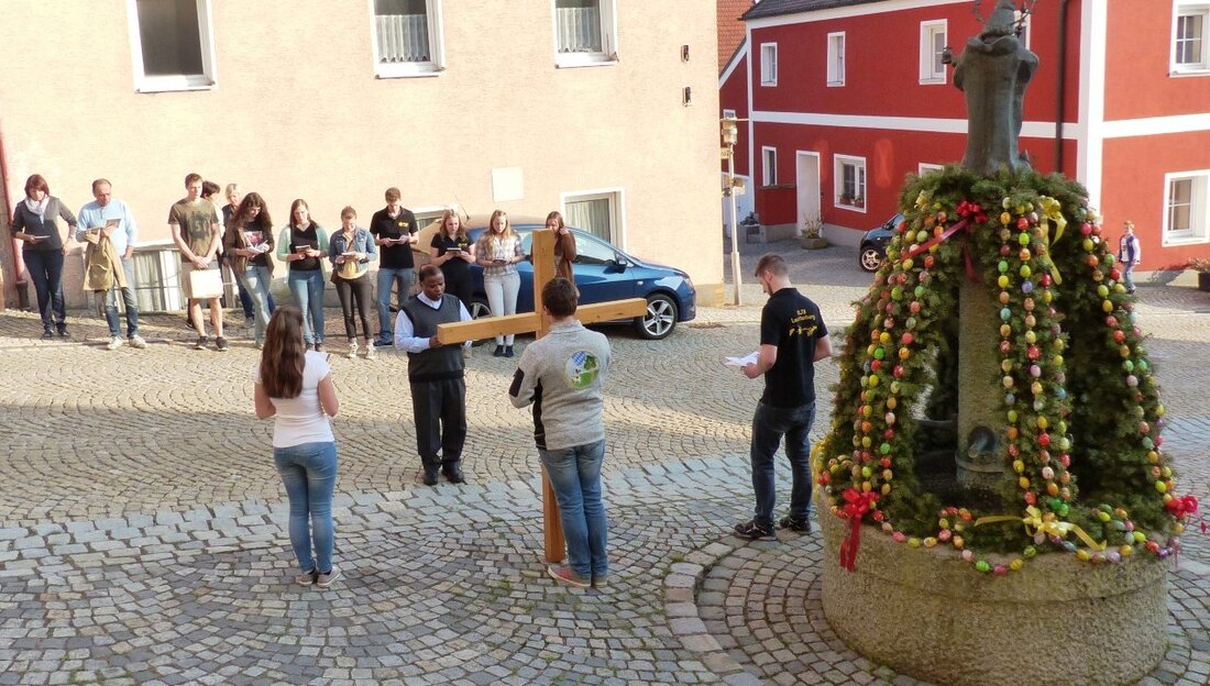 Leuchtenberg. Die Kreuzweg-Andacht der Katholischen Landjugendbewegung (KLJB) führte am Palmsonntag rund um die Burg. Bei strahlendem Sonnenschein versammelten sich die Mitglieder zur ersten Station am Marienbrunnen, der zur Zeit die [&hellip;]