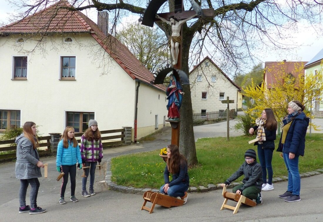 Döllnitz. Am Morgen, Mittag und am Abend bitten die Ministranten um das Gebet zum Engel des Herrn. Mit ihren Ratschen sind sie in Döllnitz unterwegs, um von Karfreitag früh bis [&hellip;]