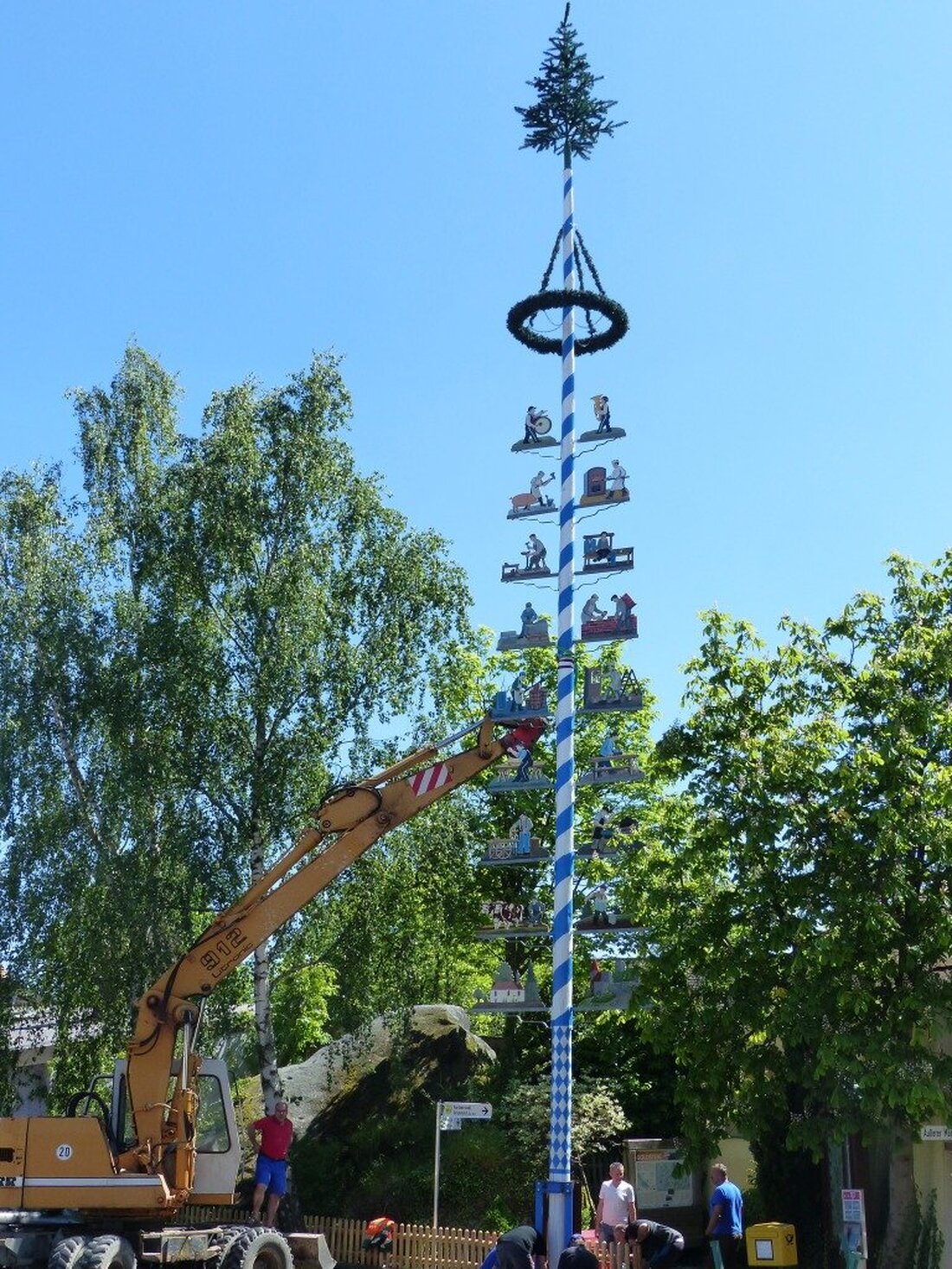 Leuchtenberg. Nach zwei Jahren steht wieder ein neuer Zunftbaum am gewohnten Platz, vor dem Pfarrhof und der Pfarrkirche an der Vereinsecke des Oberpfälzer Waldvereins (OWV). Gleichzeitig spendete die Firma Zaun-Schmeidl [&hellip;]