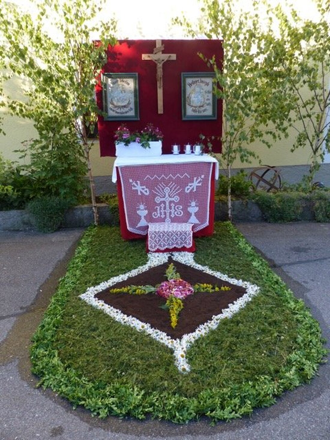 Döllnitz. Das Fronleichnamsfest feierte die Gemeinde in der Expositur St. Jakobus bereits am Sonntag. Nach der Messfeier im Gotteshaus bewegte sich die Fronleichnamsprozession zu den vier Altären. Von Sieglinde Schärtl [&hellip;]