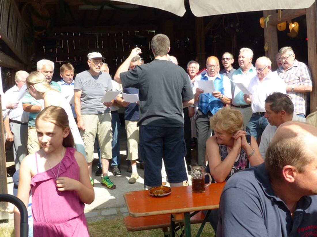 Lückenrieth. Singe wem Gesang gegeben: Die Stimmen der Sänger erklangen im Stodleingang des ehemaligen Platzeranwesen. Der Männergesangverein „Liederkranz“ mit Vorsitzendem Josef Varnhold hatte zu seinem Tradtionsfest, dem Stodlfest eingeladen. Von [&hellip;]
