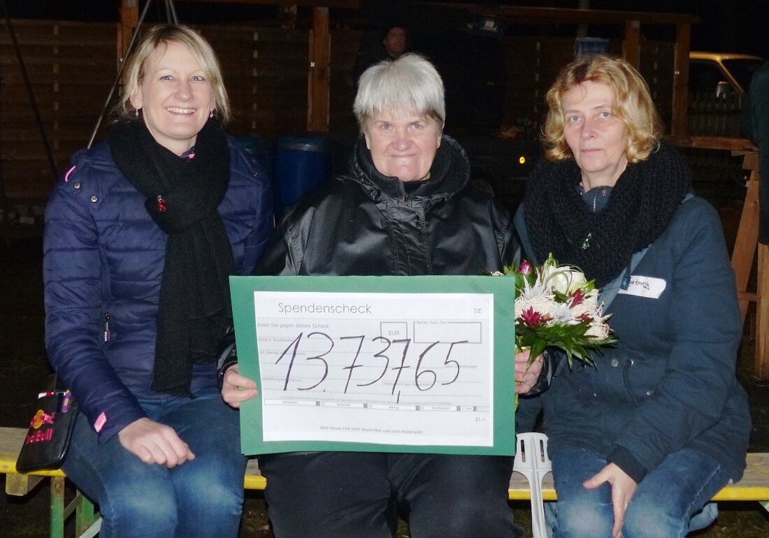 Oberwildenau/Grünau. Die Augen von Anna Müller leuchteten am Samstagnachmittag wie die eines Kindes an Weihnachten. Der Weihnachts- und Adventsbasar zur finanziellen Unterstützung von Frau Müller zog viele Besucher an. Schon [&hellip;]