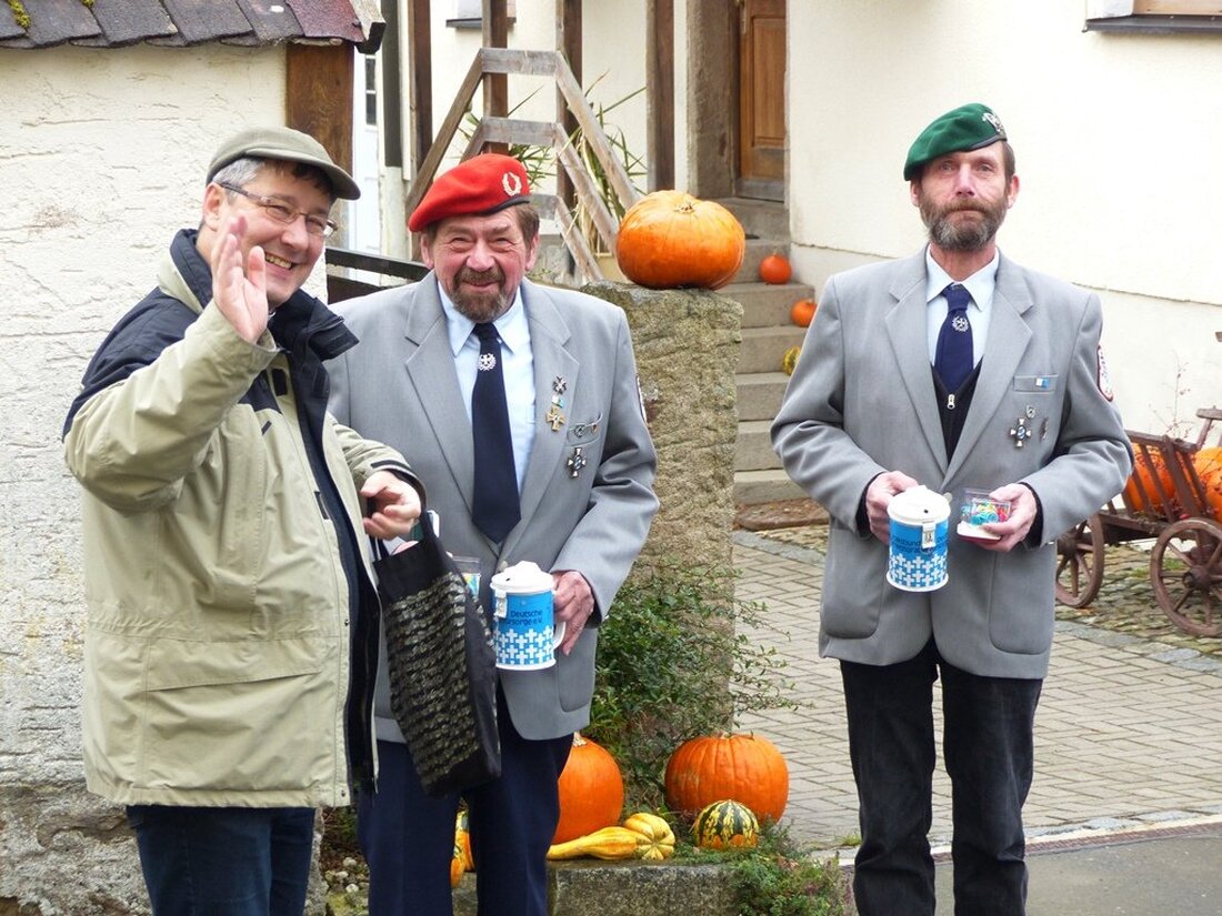 Döllnitz. Die zahlreichen Besucher des Friedhofes zeigten sich spendabel und helfen so die Kriegsgräber zu erhalten.  Von Sieglinde Schärtl Bereits seit vielen Jahren sammeln die Mitglieder der Soldaten- und Reservistenkameradschaft [&hellip;]