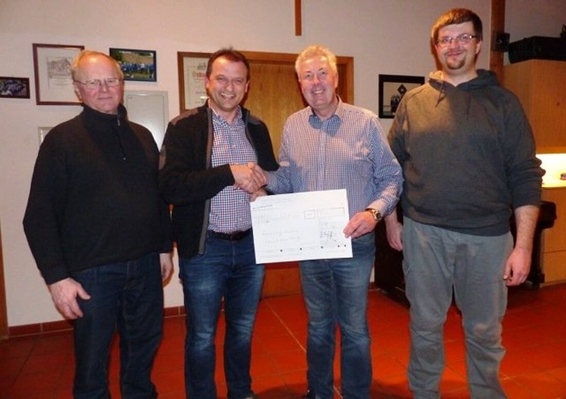 Leuchtenberg. Bei der außergewöhnlichen Singstunde im Glashaus der Mehrzweckhalle, die mit der Josefifeier verbunden war, bekamen die Sänger des Männergesangsvereins “Liederkranz” ein Geschenk. Von Sieglinde Schärtl Der Männergesangverein „Liederkranz“ hat nun [&hellip;]