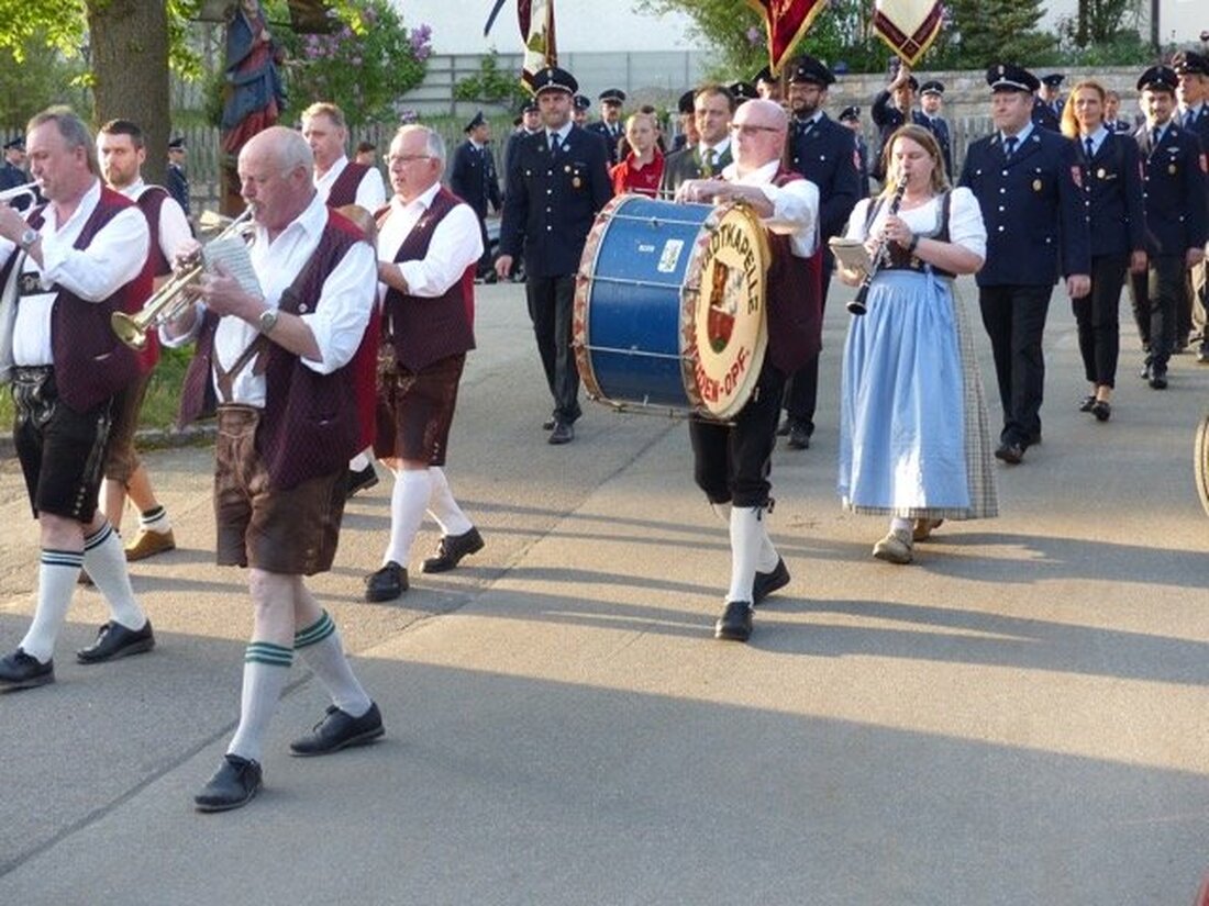 Döllnitz. Mit dem Standkonzert der Stadtkapelle aus Weiden begann die Feierlichkeiten zum Florianstag am Dorfplatz. Diesmal war die Feuerwehr Wittschau/Preppach der Gastgeber des Florianstages. Die Wehren aus Leuchtenberg, Lerau, Döllnitz [&hellip;]