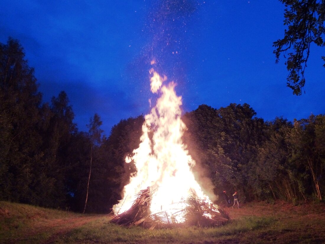 Döllnitz. Die Erleuchtung kam aus Döllnitz und darum haben wahrscheinlich die Deutschen das zweite Tor bei der WM in Moskau geschossen. Kurz nachdem Johannes Kammerer und Sebastian Eckl das Johannisfeuer [&hellip;]
