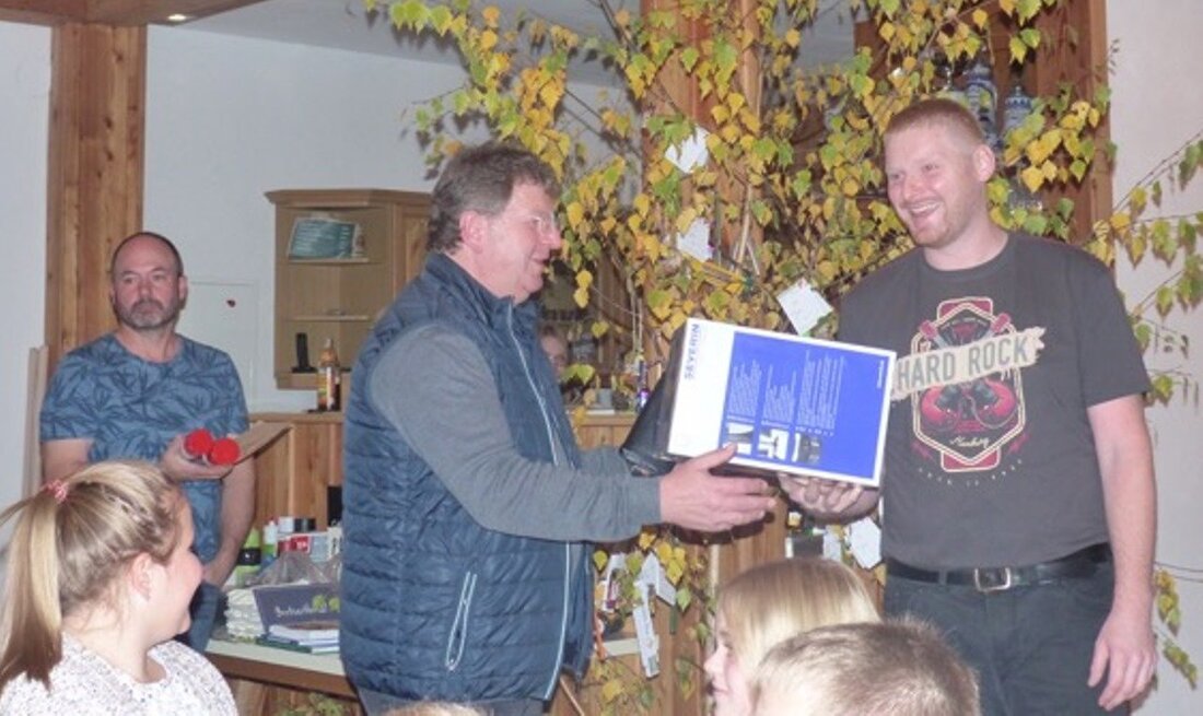 Döllnitz. Schweißtreibend war die Aufgabe für den Auktionator Matthias Maier alias „Hias“ bei der Kirwabaumversteigerung der Soldaten- und Reservistenkameradschaft (SRK). Viel Zeit und drei Runden brauchte es bis über 100 [&hellip;]