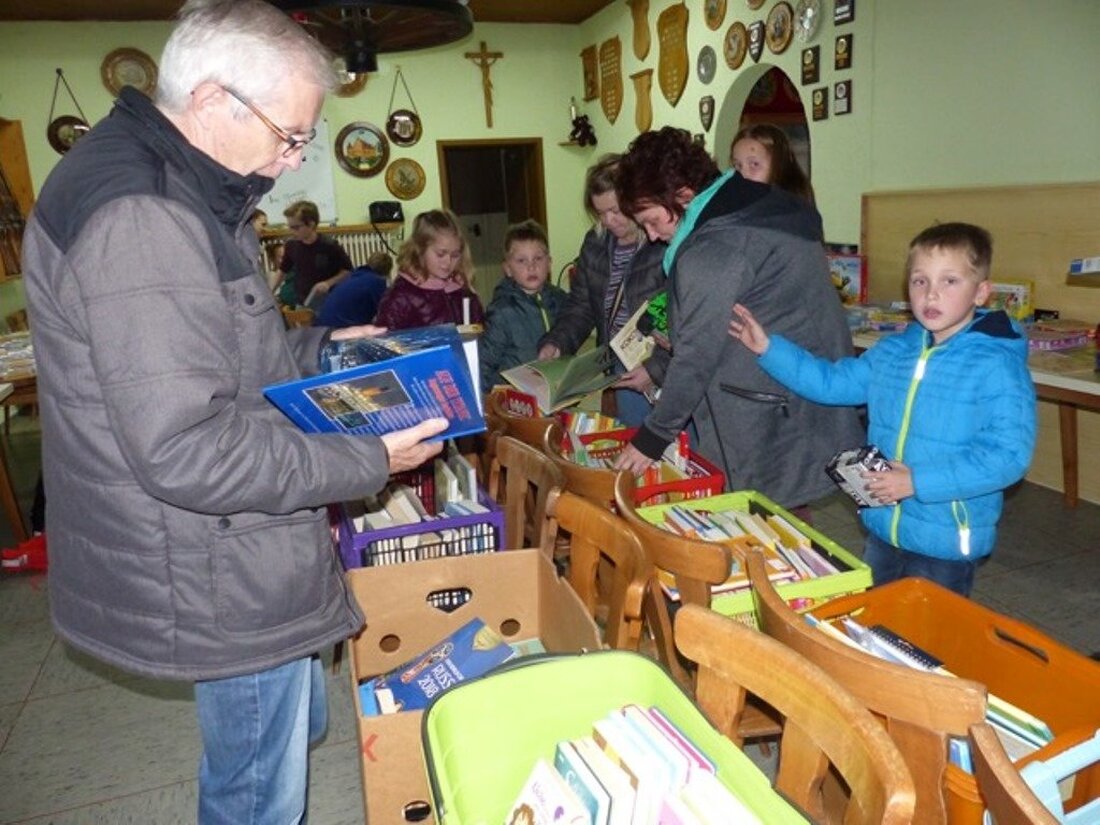 Döllnitz. Der Käuferandrang beim Spielzeug- und Bücherbasar der „Pfreimdtal-Schützen“ war auch diesmal enorm. Eine ganze Weile vor dem Einlass standen die Interessenten bereits Schlange vor dem Schützenhaus. Von Sieglinde Schärtl [&hellip;]