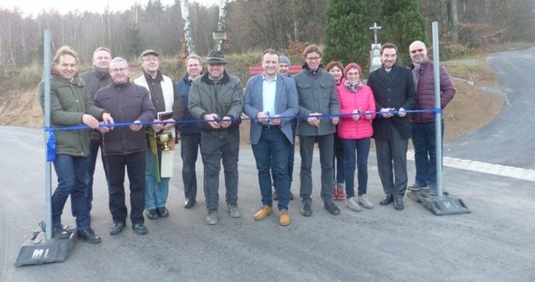 Döllnitz. Nach sieben Monaten ist der Ausbau offiziell abgeschlossen. Die Gemeindeverbindungsstraße von der B 22/Bernrieth nach Döllnitz ist nach 60 Jahren erneuert und seiner Bestimmung übergeben. Bereits seit 16. November [&hellip;]