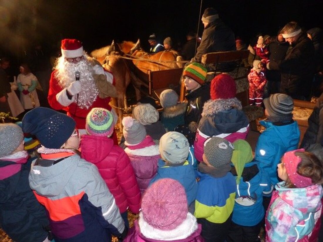 Michldorf. Auf der Kutsche mit vier Rädern kam der Nikolaus, weil der Schnee fehlte, aber das tat dem Besuch keinen Abbruch. Die übergroße Schar der Kinder bei der Waldbweihnacht des [&hellip;]