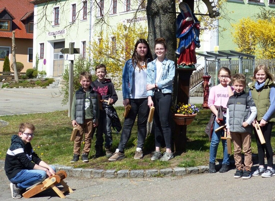 Döllnitz. Die Ministranten machen nicht nur Dienst am Altar, sondern waren am Karfreitag und Karsamstag unterwegs um mit ihren Ratschen die Gläubingen ans Beten zu erinnern. Von Sieglinde Schärtl Am [&hellip;]